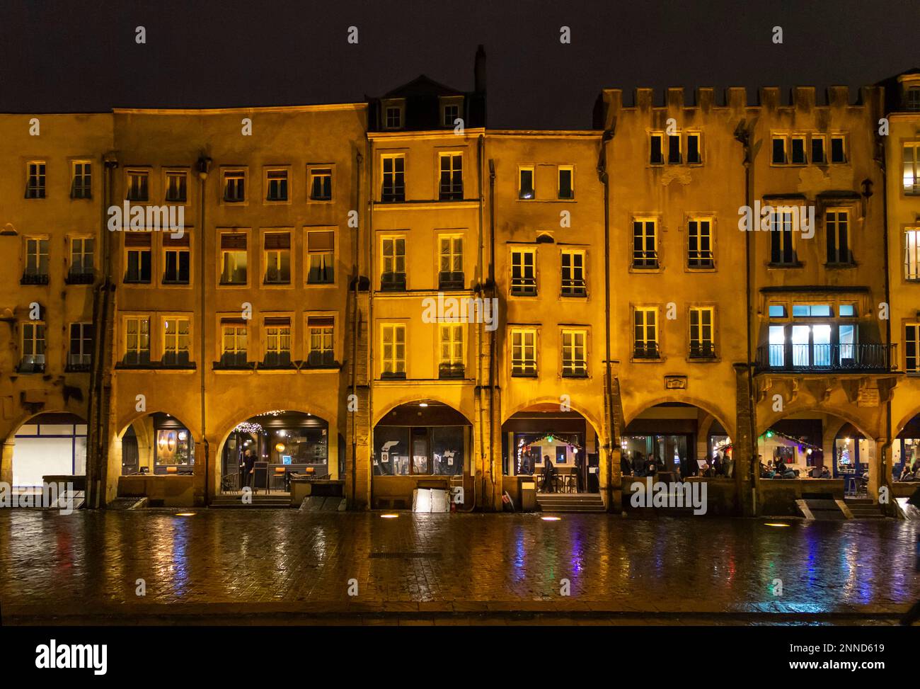 Impression nocturne autour de la place Saint-Louis à Metz, capitale de la Lorraine Banque D'Images