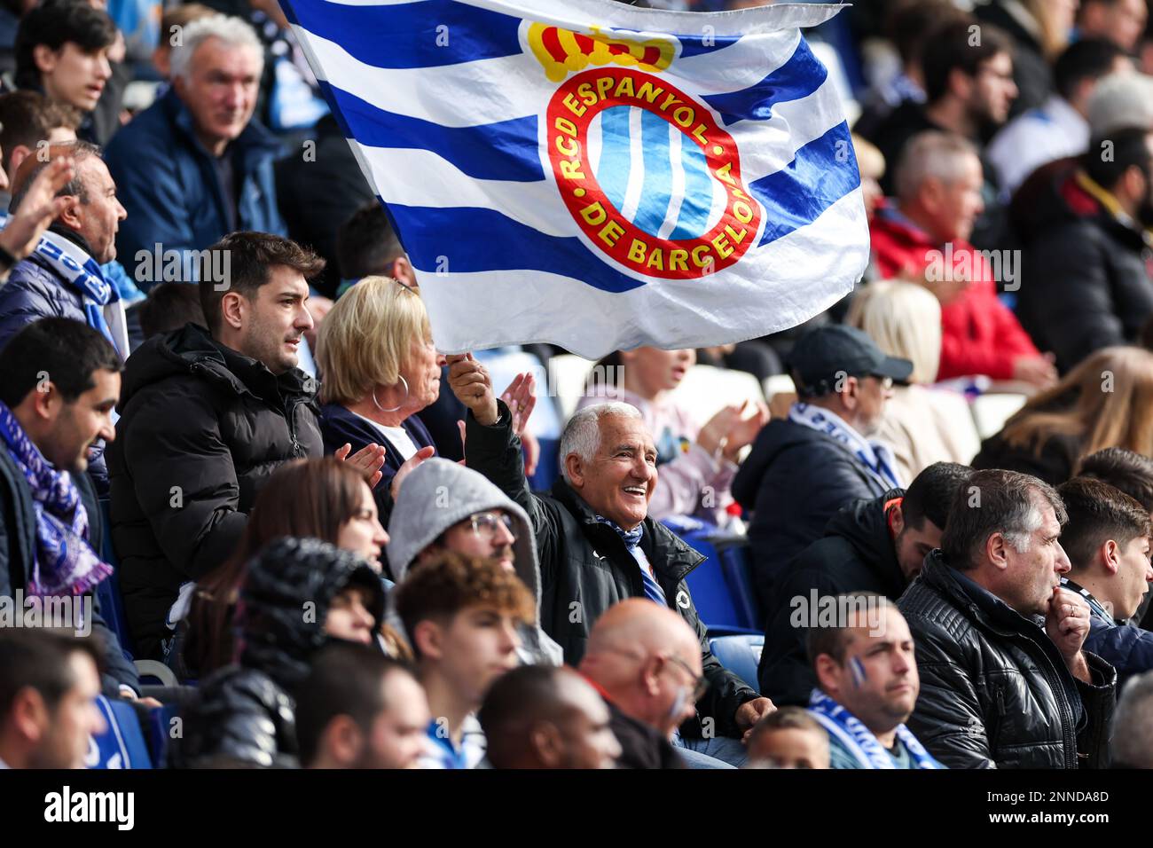 Drapeau de la RCDE pendant le match de la Ligue entre le RCD Espanyol et le RCD Mallorca au stade de la RCDE à Cornella, en Espagne. Banque D'Images
