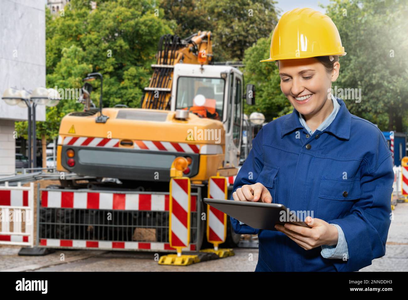 Femme de construction avec tablette numérique sur le site Banque D'Images