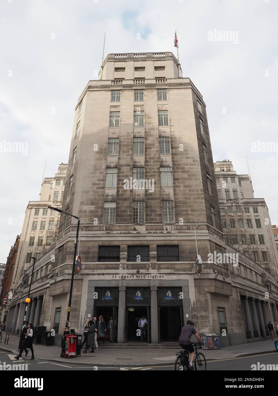 LONDRES, Royaume-Uni - VERS OCTOBRE 2022 : station de métro St James Park alias 55 Broadway Banque D'Images