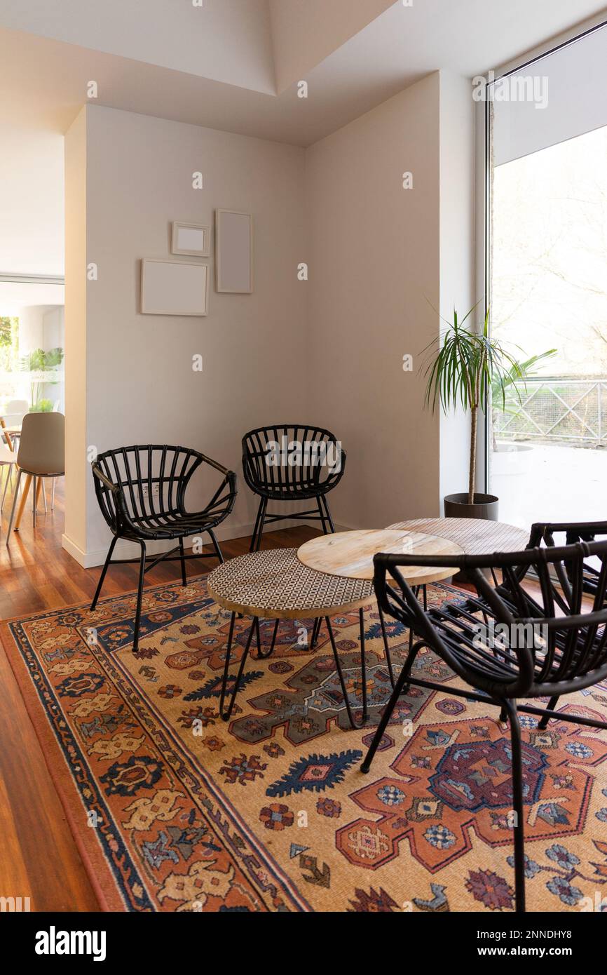 Endroit confortable avec chaises modernes et table basse Banque D'Images