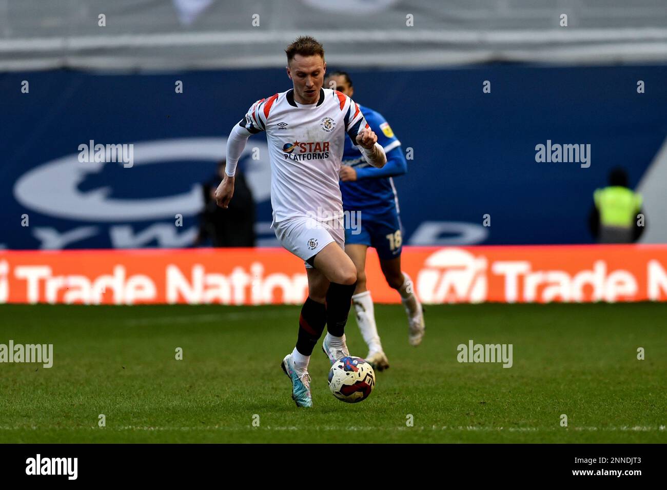 25th février 2023 : St Andrews, Birmingham, West Midlands, Angleterre ; EFL Championship football, Ville de Birmingham versus ville de Luton ; le Woodrow de Cauley de ville de Luton court avec le ballon Banque D'Images