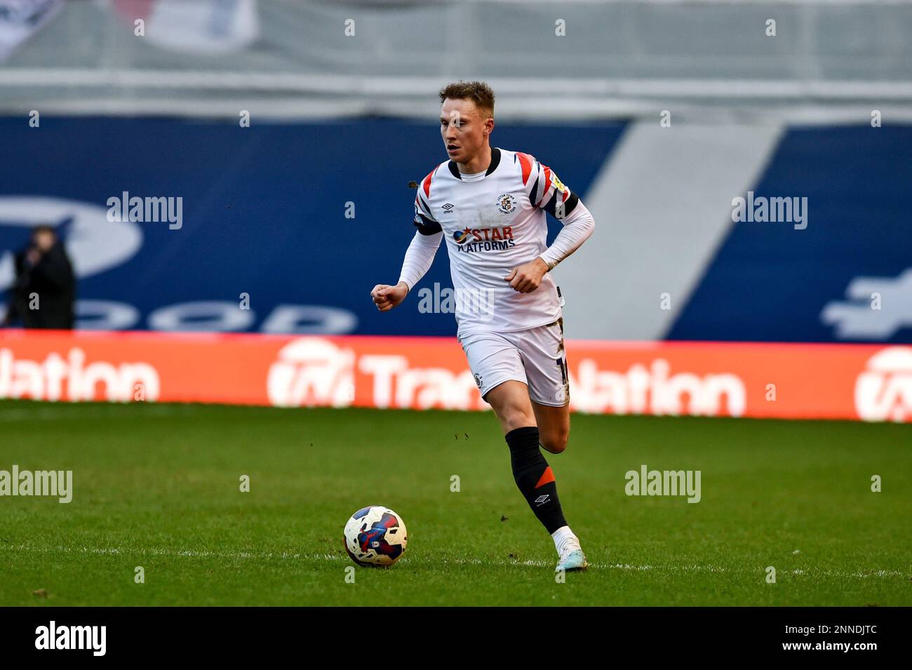 25th février 2023 : St Andrews, Birmingham, West Midlands, Angleterre ; EFL Championship football, Ville de Birmingham versus ville de Luton ; le Woodrow de Cauley de ville de Luton court avec le ballon Banque D'Images