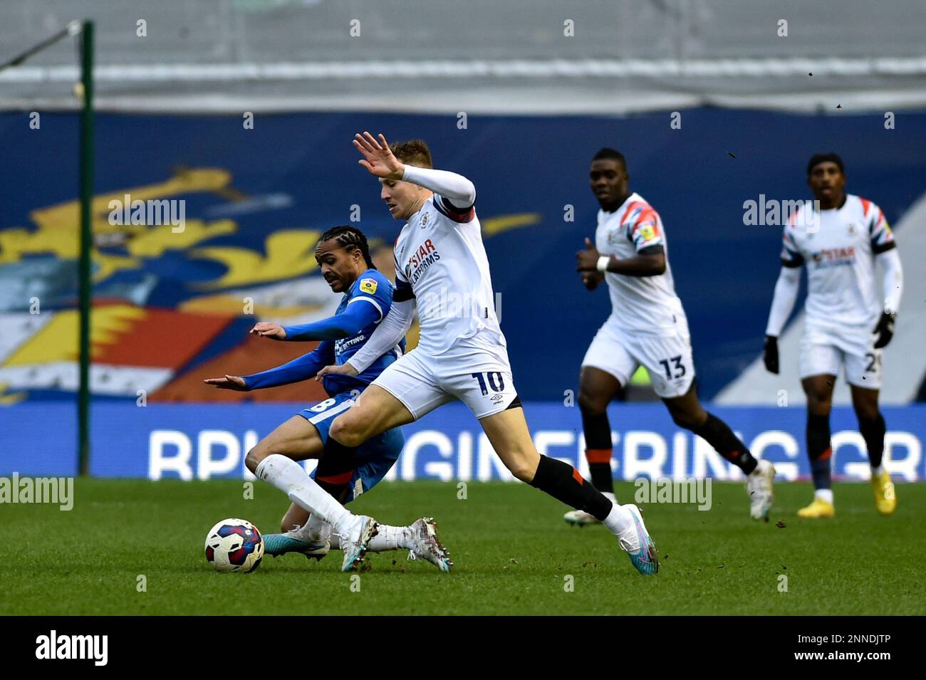 25th février 2023 : St Andrews, Birmingham, West Midlands, Angleterre ; EFL Championship football, Ville de Birmingham contre ville de Luton ; Tahith Chong de Birmingham City s'attaque au bois de Cauley de la ville de Luton Banque D'Images