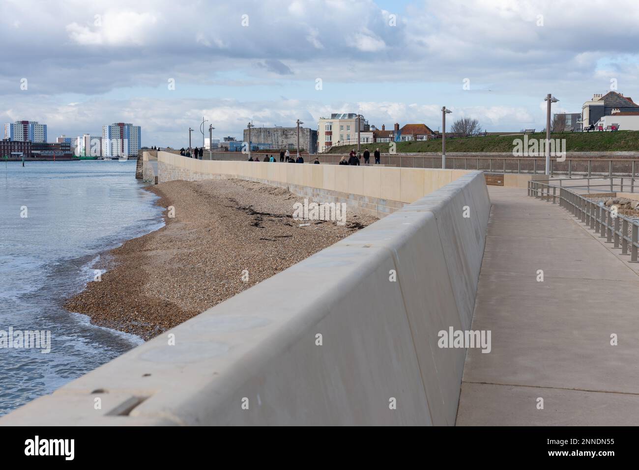 Nouvelle promenade côtière et défenses de la mer à Portsmouth, Hampshire construit pour protéger des parties du front de mer. Banque D'Images