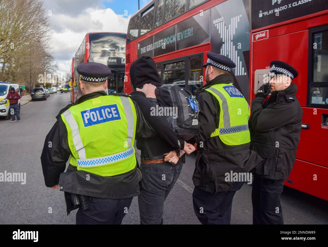 Londres, Royaume-Uni. 25th févr. 2023. La police a arrêté un contre-manifestant pro-LGBTQ pendant la manifestation, car des manifestants d'extrême-droite ont visé un événement de drag queen au Honor Oak Pub de Lewisham. D'énormes foules se sont rassemblées en faveur de la reine Drag that Girl, qui a organisé un événement de contes au pub, avec une poignée de manifestants d'extrême droite qui se sont réunis près du lieu. Crédit : SOPA Images Limited/Alamy Live News Banque D'Images