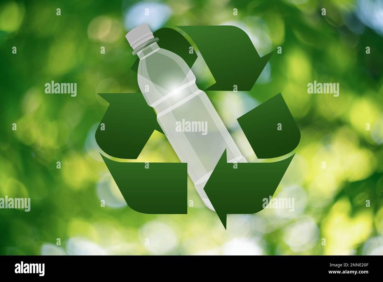 Bouteille en plastique avec symbole de recyclage sur fond vert Banque D'Images
