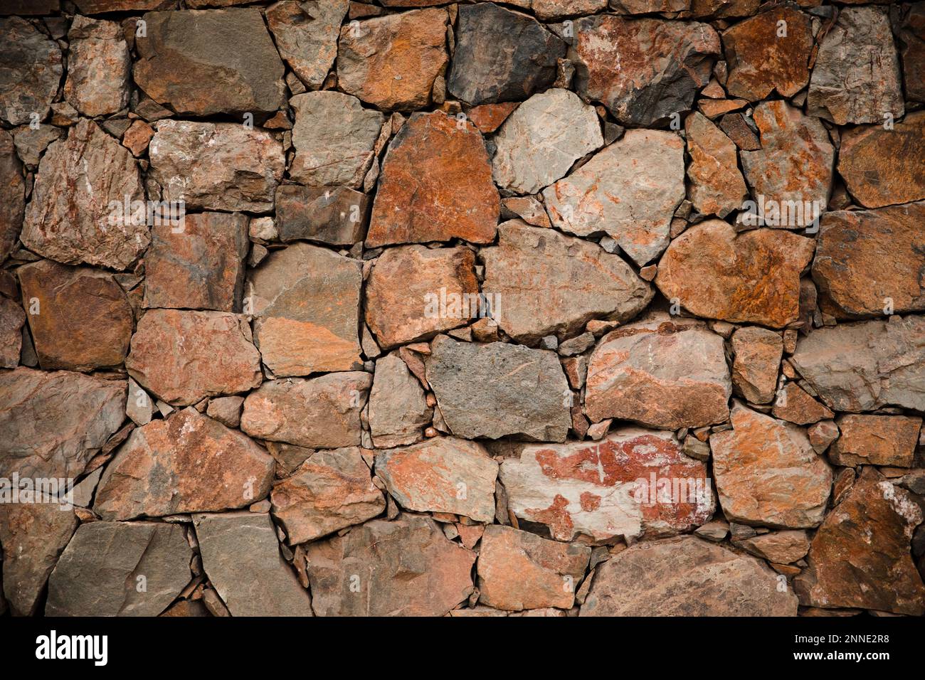 Gringe le fond de texture de mur de pierre. Gros plan sur les briques de texture. Texture de grunge sale. Brunir les énormes blocs de pierre. Texture haute résolution pour la conception. Banque D'Images