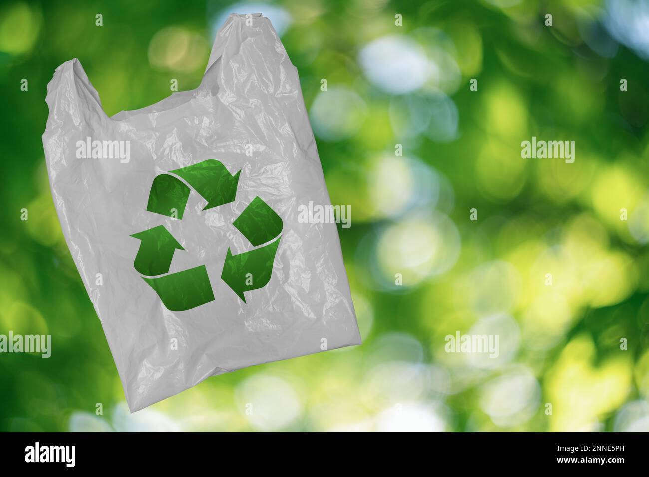 Sac en plastique avec symbole de recyclage Banque D'Images