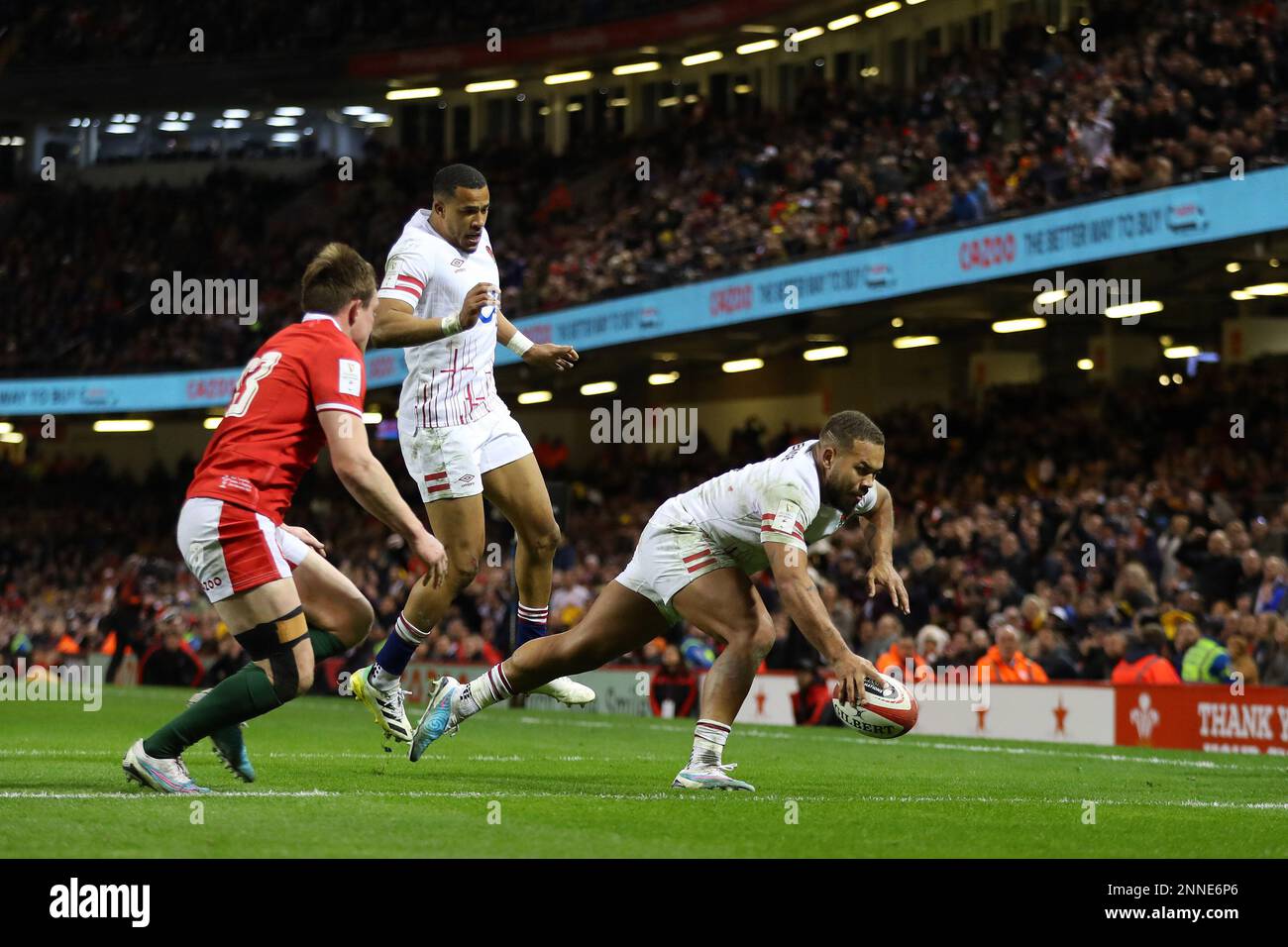 Cardiff, Royaume-Uni. 25th févr. 2023. Ollie Lawrence d'Angleterre marque un essai dans 2nd moitié. Championnat Guinness des six Nations 2023, pays de Galles contre Angleterre au stade de la Principauté à Cardiff le samedi 25th février 2023. photo par Andrew Orchard/Andrew Orchard sports photographie/ Alamy Live News crédit: Andrew Orchard sports photographie/Alamy Live News Banque D'Images