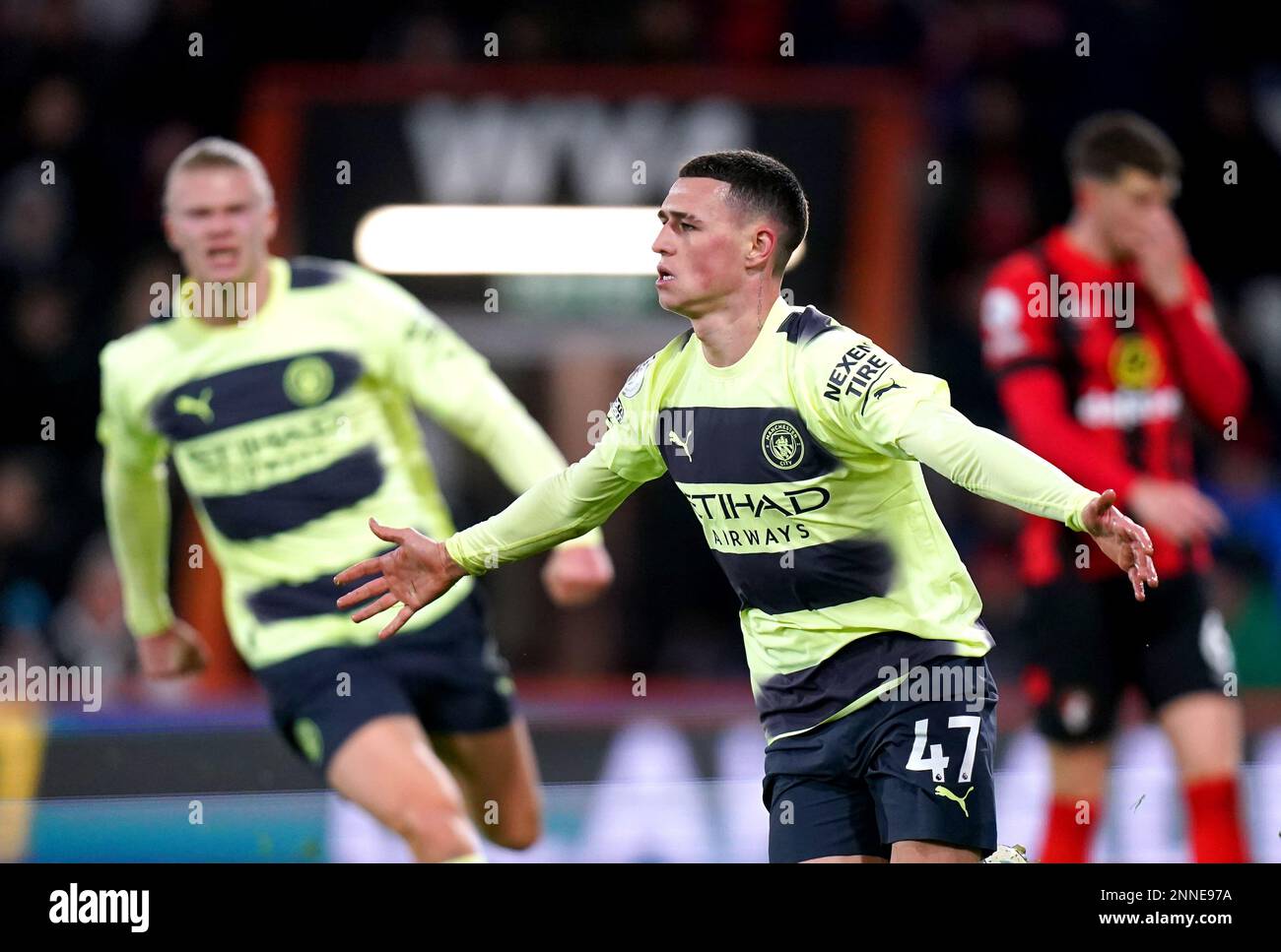 Phil Foden, de Manchester City, célèbre le troisième but de son équipe lors du match de la Premier League au stade Vitality, à Bournemouth. Date de la photo: Samedi 25 février 2023. Banque D'Images