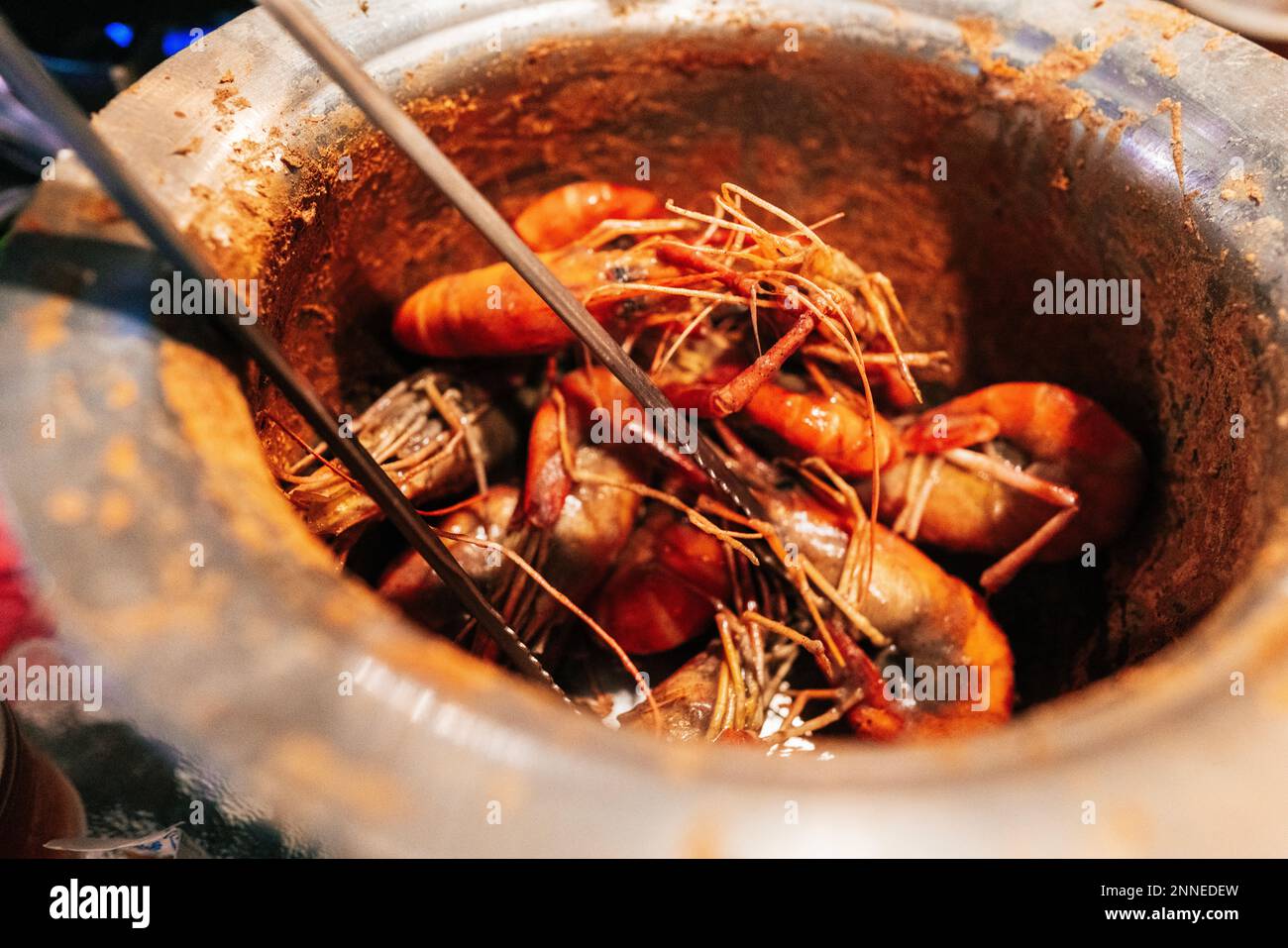 Crevettes au poivre taïwanais épicées. Originaire de la cuisine cantonaise, les crevettes salées et poivrées sont un plat classique apprécié par beaucoup. Banque D'Images