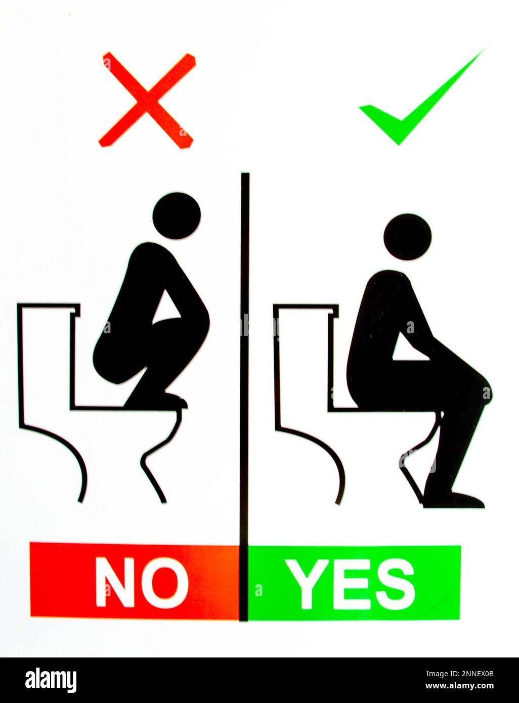Akaroa, Nouvelle-Zélande - 24 janvier 2023 : instructions humoristiques sur la façon d'utiliser correctement les toilettes dans les installations touristiques. Banque D'Images