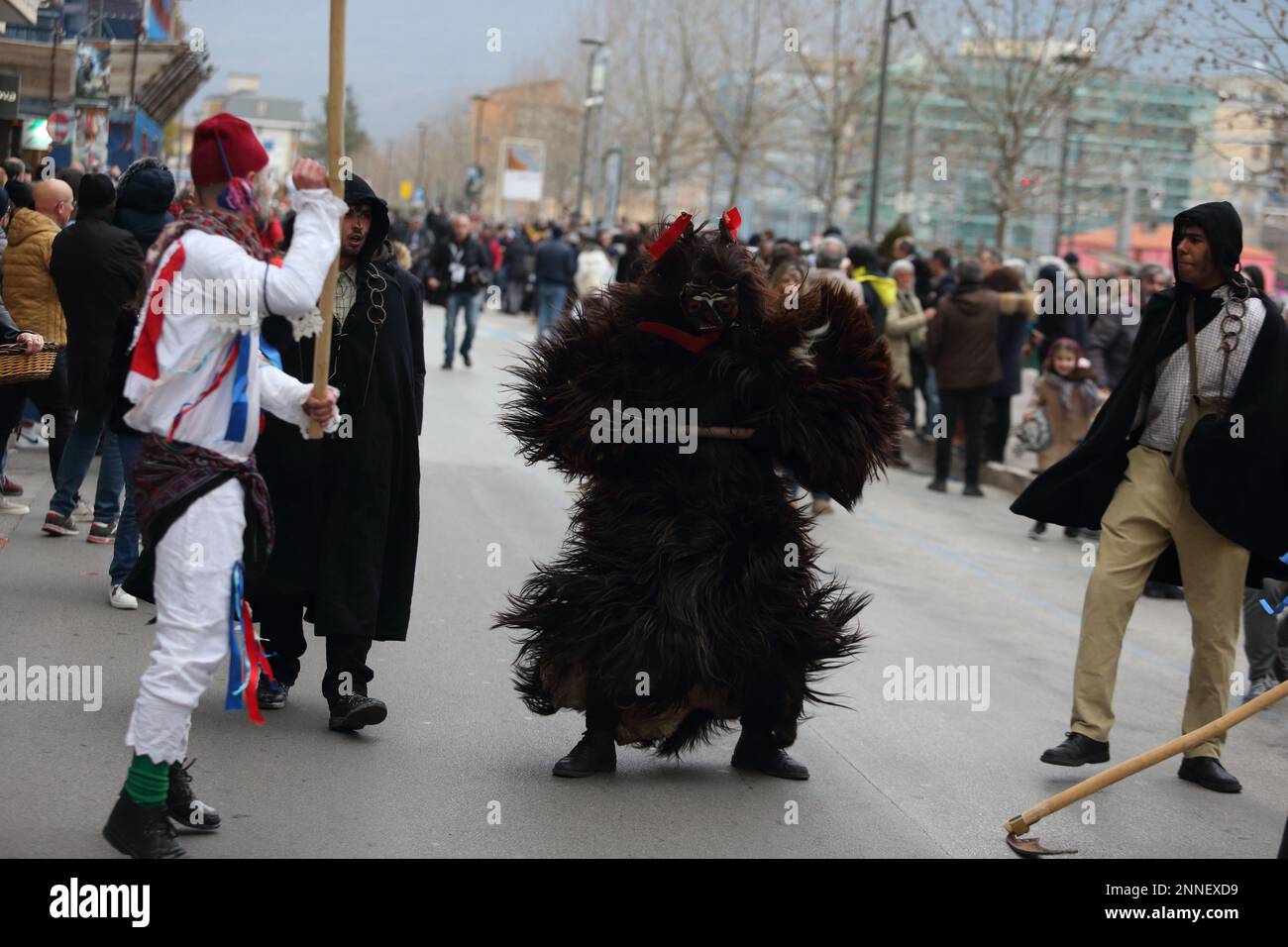 Isernia, Italie. 25th févr. 2023. Le diable de Tufara parades au Carnaval européen des masques zoomorphes crédit: antonio nardelli/Alay Live News Banque D'Images