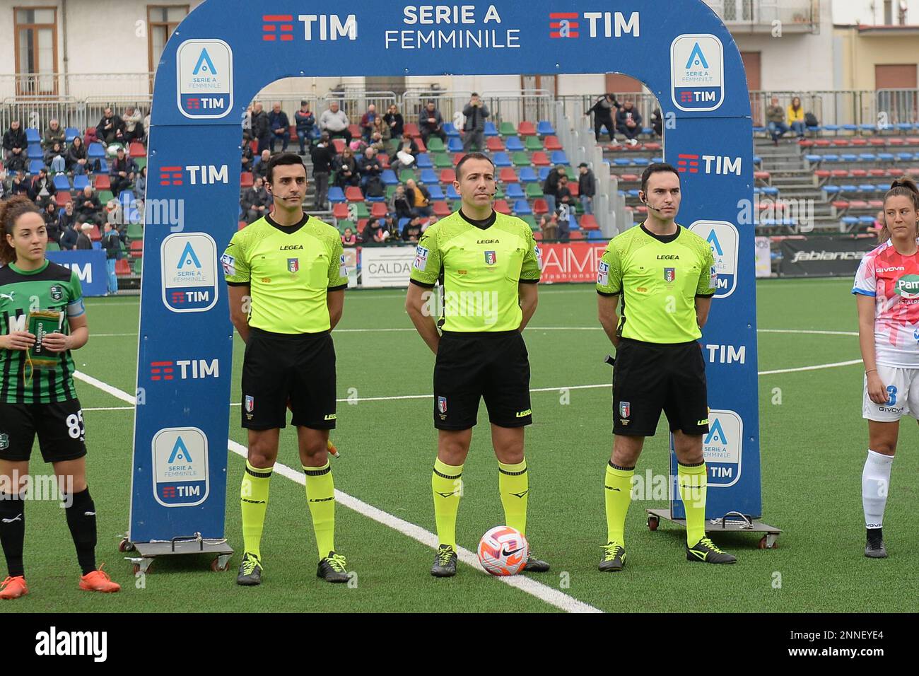 Pomigliano, Italie. 25th févr. 2023. Les arbitres devant l'Italie femmes Serie Un football entre Pomigliano Calcio et US Sassuolo au Stadio Comunale di Palma Campania crédit: Agence de photo indépendante/Alamy Live News Banque D'Images