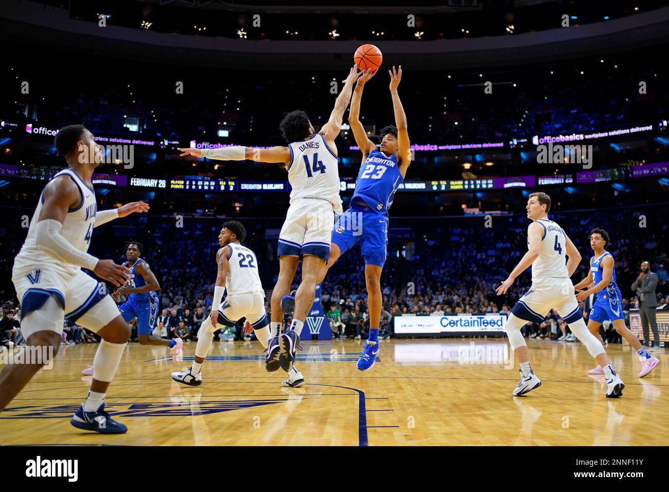 Creighton's Trey Alexander (23) goes up for a shot against Villanova's Caleb Daniels (14) during the second half of an NCAA college basketball game, Saturday, Feb. 25, 2023, in Philadelphia. (AP Photo/Matt Slocum) Banque D'Images