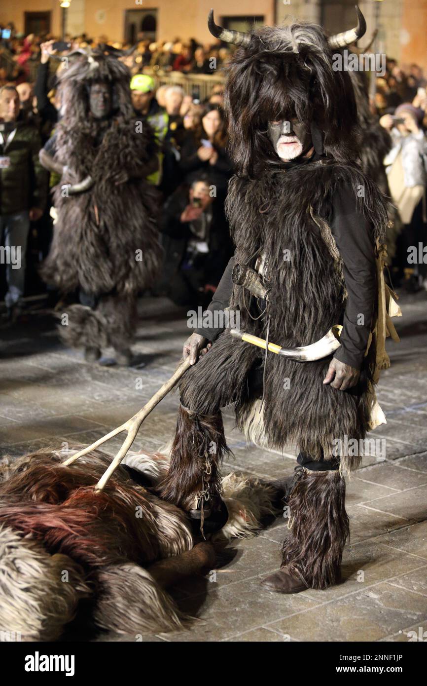 Isernia, Italie. 25th Fév 2023.LE défilé de l'ARESTES ET de l'URTZU (Sòrgono, Sardaigne) au Carnaval européen des masques zoomorphes crédit: antonio nardelli/Alay Live News Banque D'Images