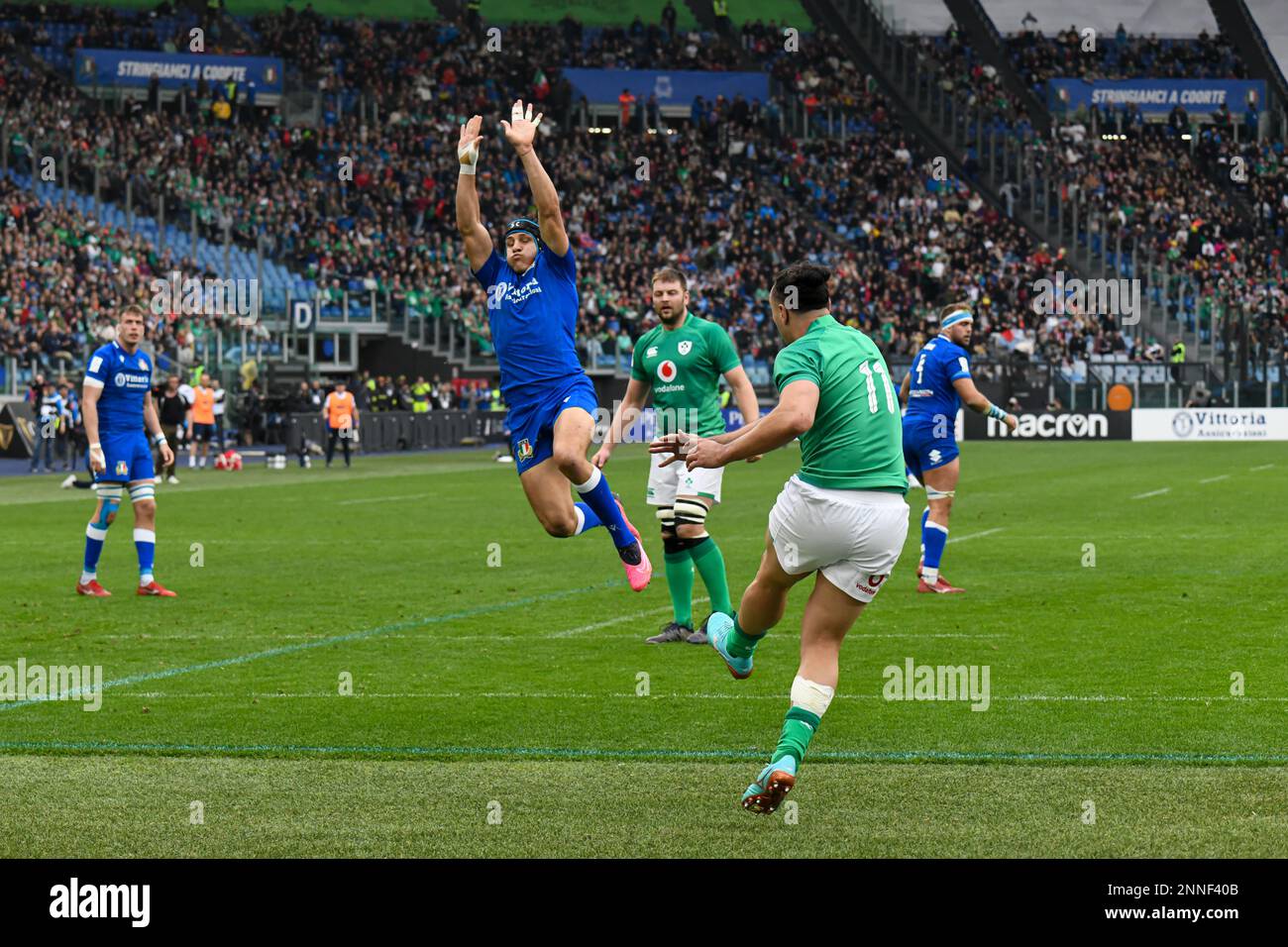 Rome, Italie, 25th février 2023. James Lowe (11) d'Irlande a donné un coup de pied lors d'un match de rugby de six Nations entre l'Italie et l'Irlande au stade olympique de Rome. Crédit photo : Fabio Pagani/Alay Live News Banque D'Images