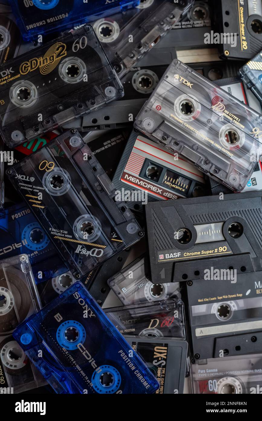 Barcelone, Espagne - 03 février 2022: Cassettes de différentes marques et couleurs empilées Banque D'Images