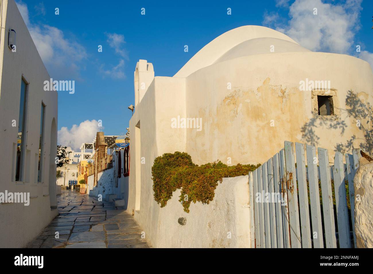 Europe, Grèce, Santorin, Oia. Chemin étroit en pierre dans une ville en Grèce. Banque D'Images