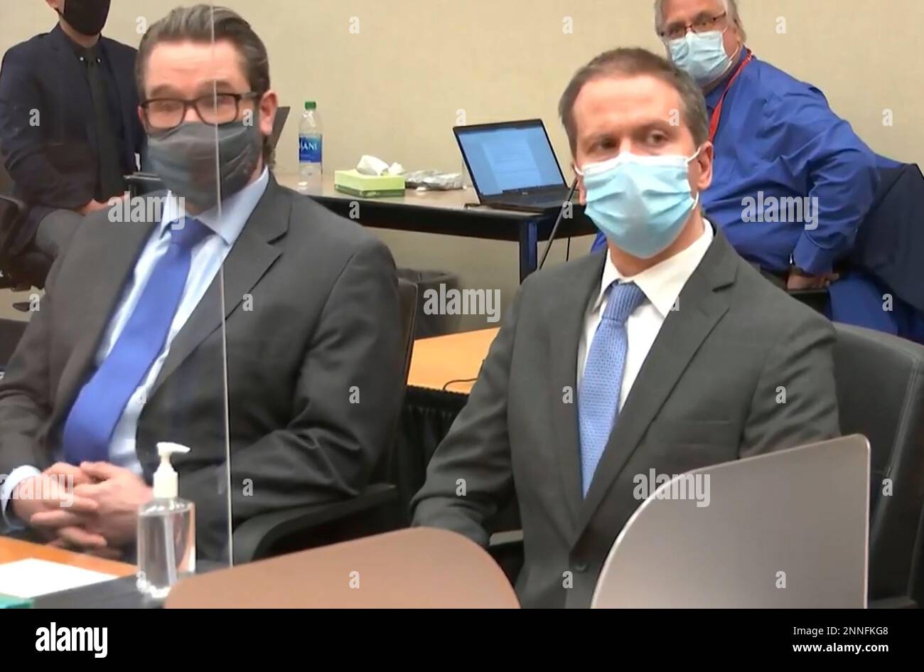 In this image from video, defense attorney Eric Nelson, left, and defendant, former Minneapolis police Officer Derek Chauvin, arrive for the verdict in Chauvin's trial for the 2020 death of George Floyd, Tuesday, April 20, 2021, at the Hennepin County Courthouse in Minneapolis, Minn. (Court TV via AP, Pool) Banque D'Images