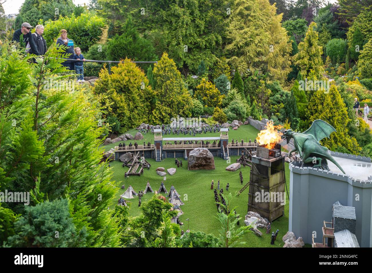 06.08.2021 Torquay, Royaume-Uni. Village modèle miniature de Babbacombe. Scène avec le dragon de feu à l'époque médiévale. Banque D'Images