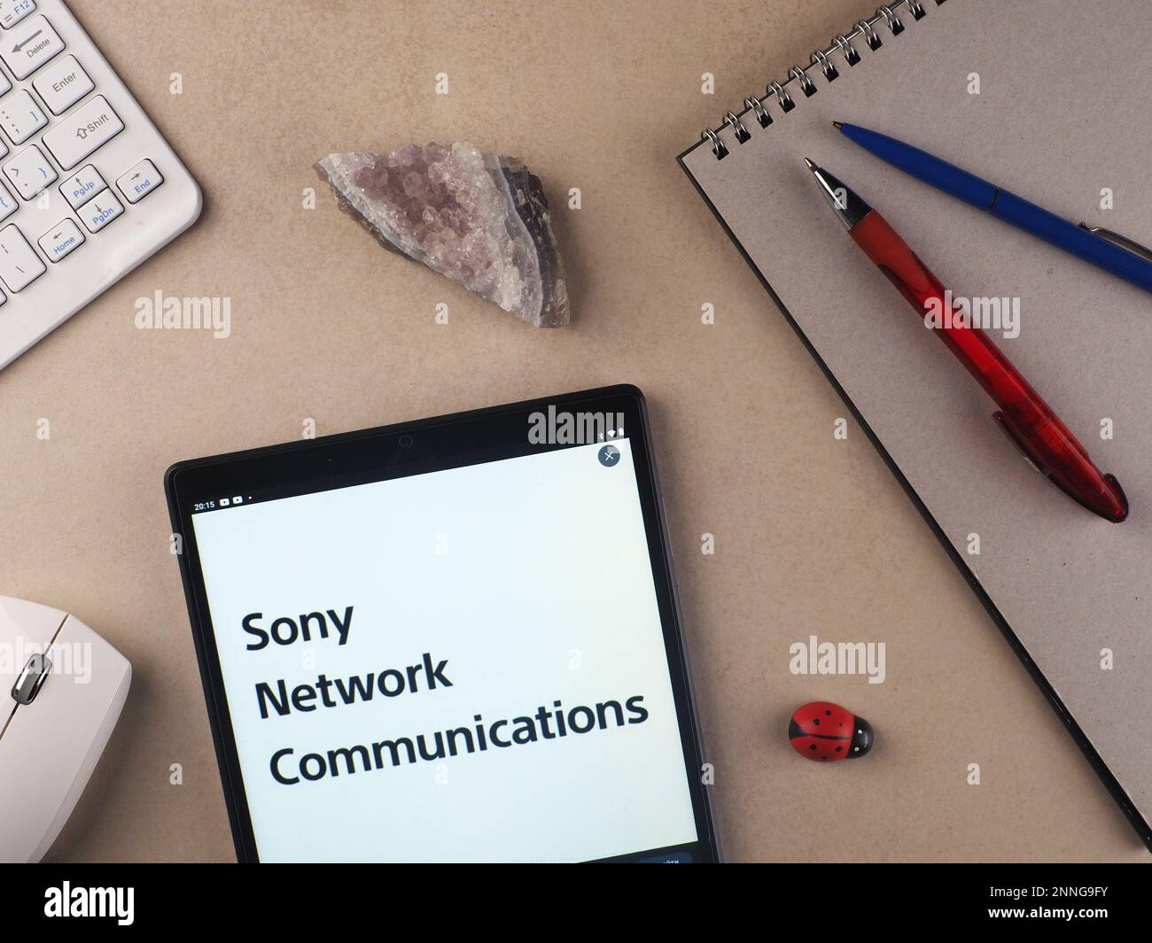 Sur cette photo, le logo Sony Network Communications apparaît sur une tablette. Banque D'Images