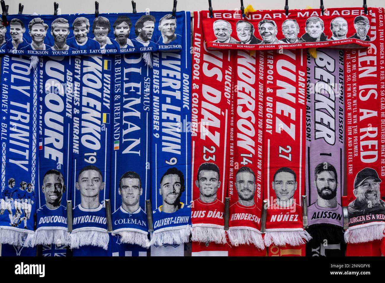 Les fans de football se font des foulards pour les Bleus et les Reds Banque D'Images