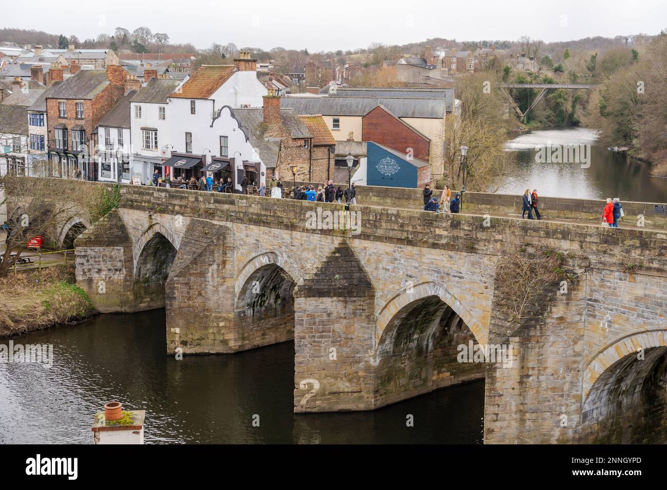 Elvet Bridge, un pont voûté médiéval au-dessus de la rivière Wear dans la ville de Durham, au Royaume-Uni Banque D'Images