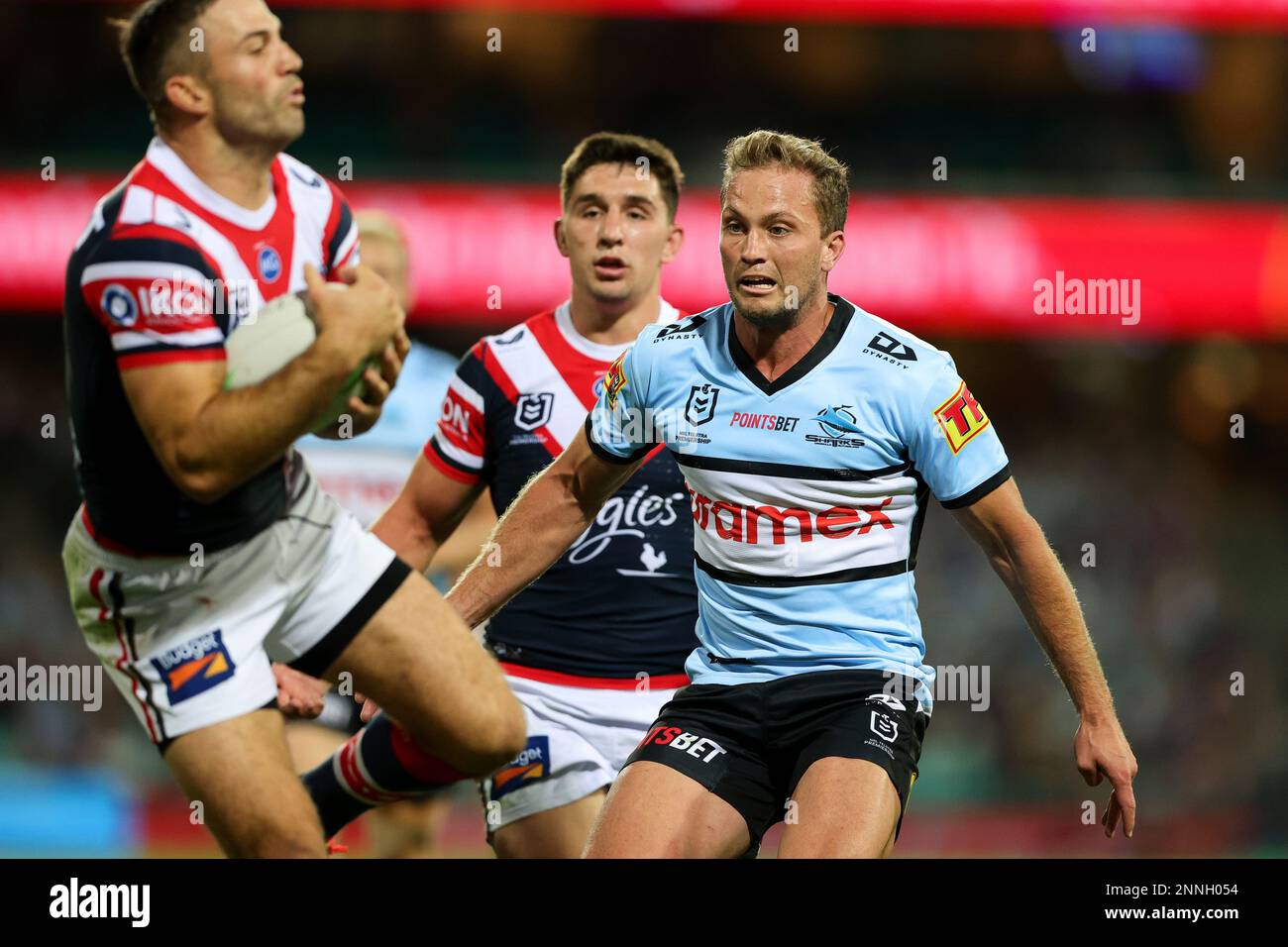 SYDNEY, AUSTRALIA - APRIL 10: Matt Moylan of the Sharks about to tackle James Tedesco of the Roosters during the round five NRL match between the Sydney Roosters and Cronulla Sharks at the Sydney Cricket Ground on April 10, 2021 in Sydney, Australia. (Photo by Speed Media/Icon Sportswire) (Icon Sportswire via AP Images) Banque D'Images