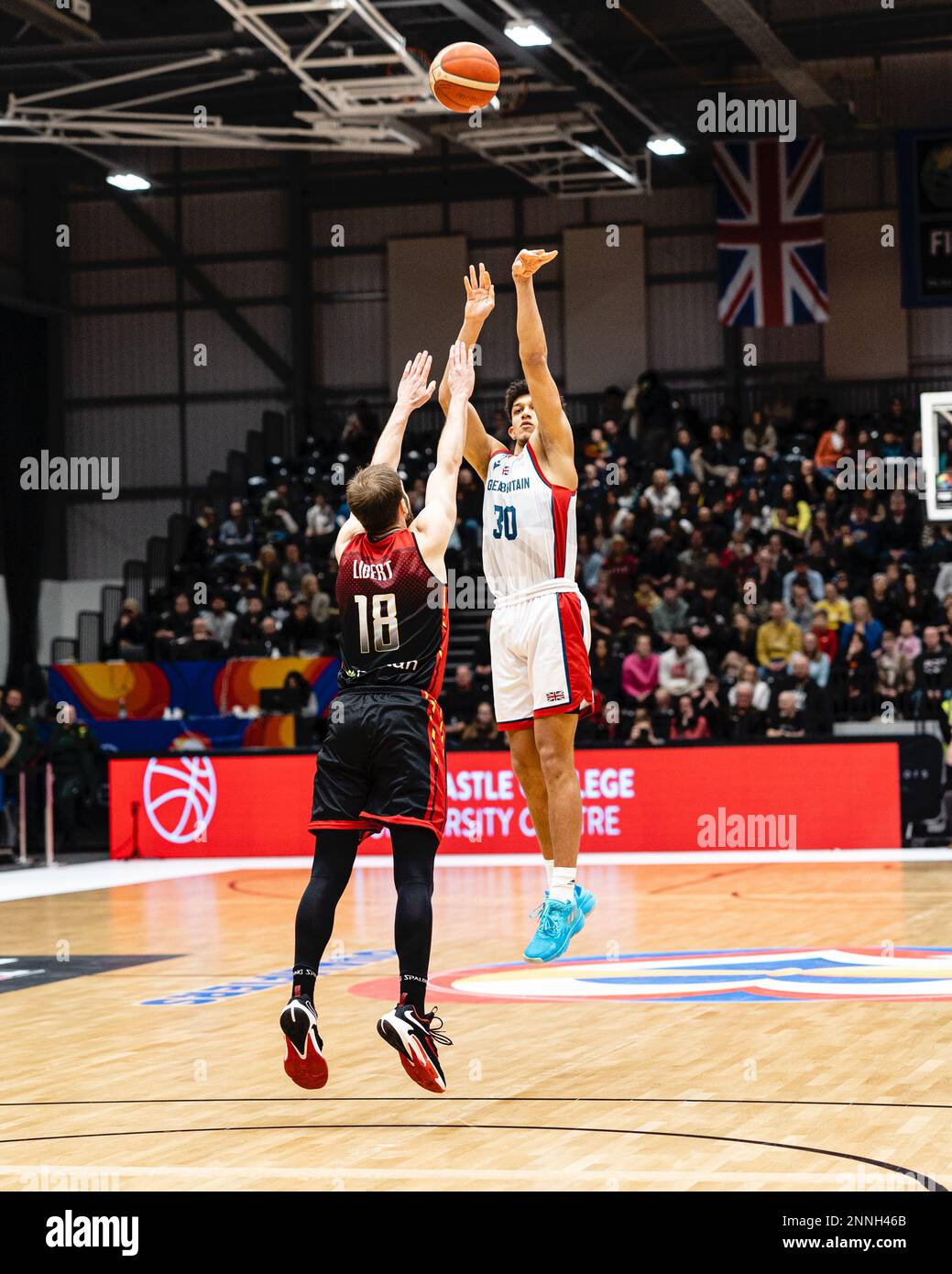 L'équipe de basket-ball de GB mens perd en Belgique 59- 88 lors d'une qualification à la coupe du monde FIBA à Newcastle vertu Arena le 24 février 2023. GB Quinn Ellis avec le ballon. copyright caroljmoir/Alamy Banque D'Images
