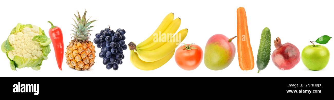 Fruits et légumes utiles en rangée isolés sur fond blanc. Banque D'Images