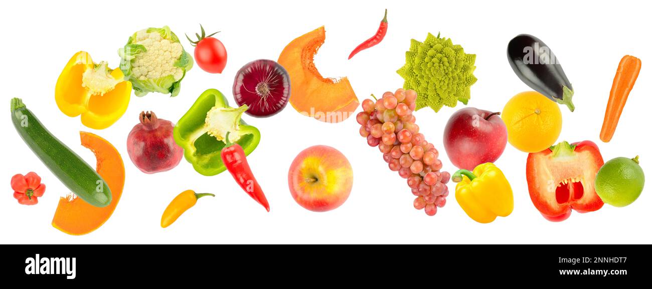 Chute de légumes et de fruits colorés isolés sur fond blanc. Banque D'Images