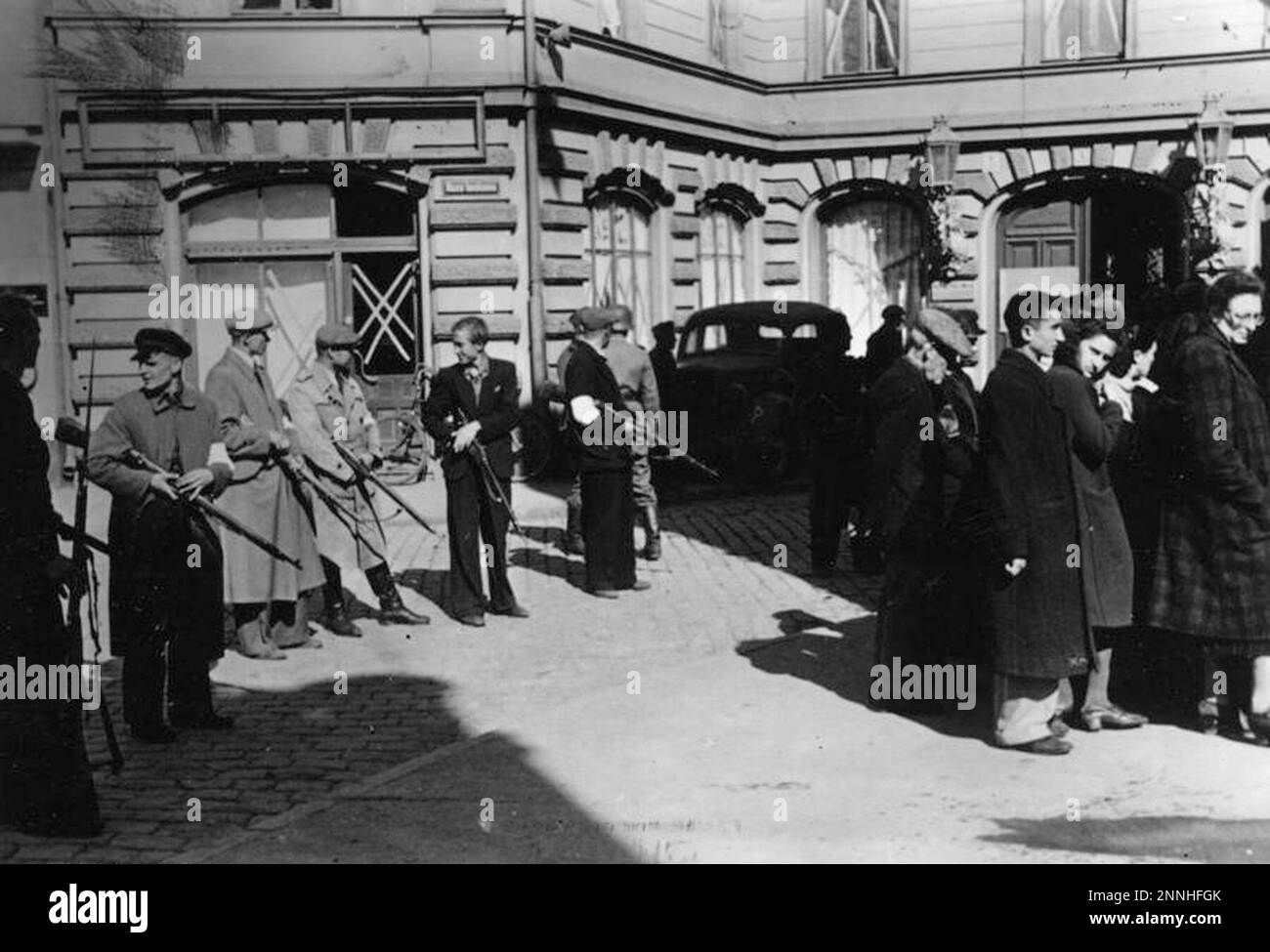 La police auxiliaire lettone rassemble un groupe de Juifs, Liepāja, juillet 1941. Par Bundesarchiv, Bild 183-B11441 / CC-BY-sa 3,0, CC BY-sa 3,0 de, https://commons.wikimedia.org/w/index.php?curid=5360739 Banque D'Images