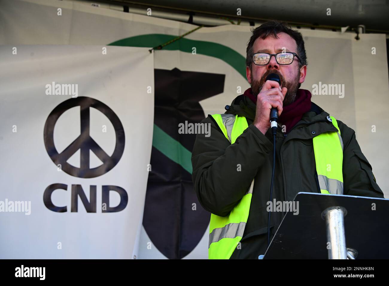 25th février 2023. SIÈGE DE LA BBC, LONDRES, ROYAUME-UNI. Intervenants Tom Unterrainer, président du CND aux manifestants anti-guerre Halte à la guerre en Ukraine – non à la guerre nucléaire, non à l'invasion russe, non à l'otan, assemblée en dehors de la BBC, également un petit groupe de comptoir ukrainien Halte à la manifestation de guerre à Trafalgar Rally, Londres, Royaume-Uni. Banque D'Images