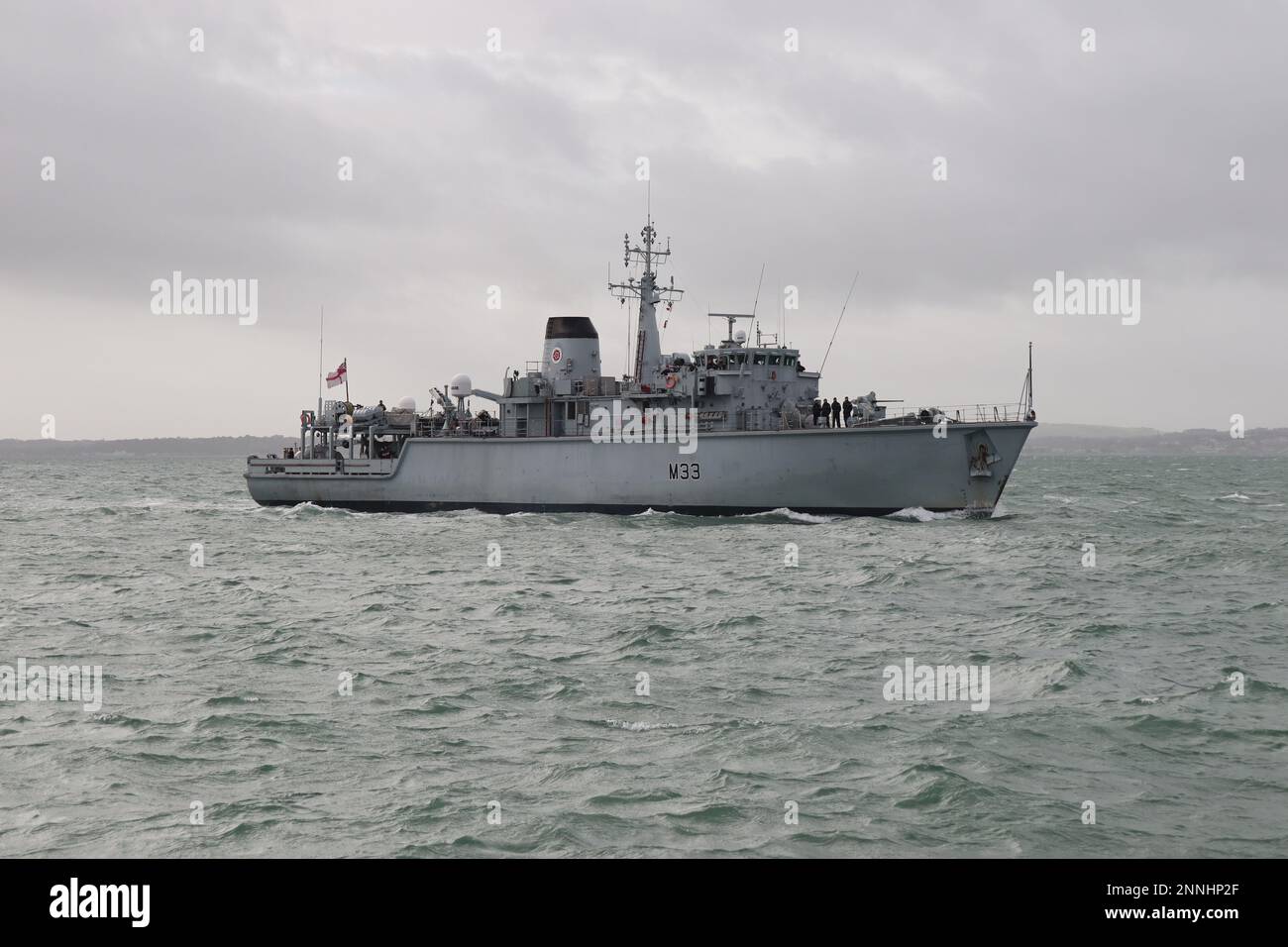 Le compteur de mines de la Marine royale mesure le navire HMS BROCKLESBY qui traverse les eaux agitées du Solent Banque D'Images