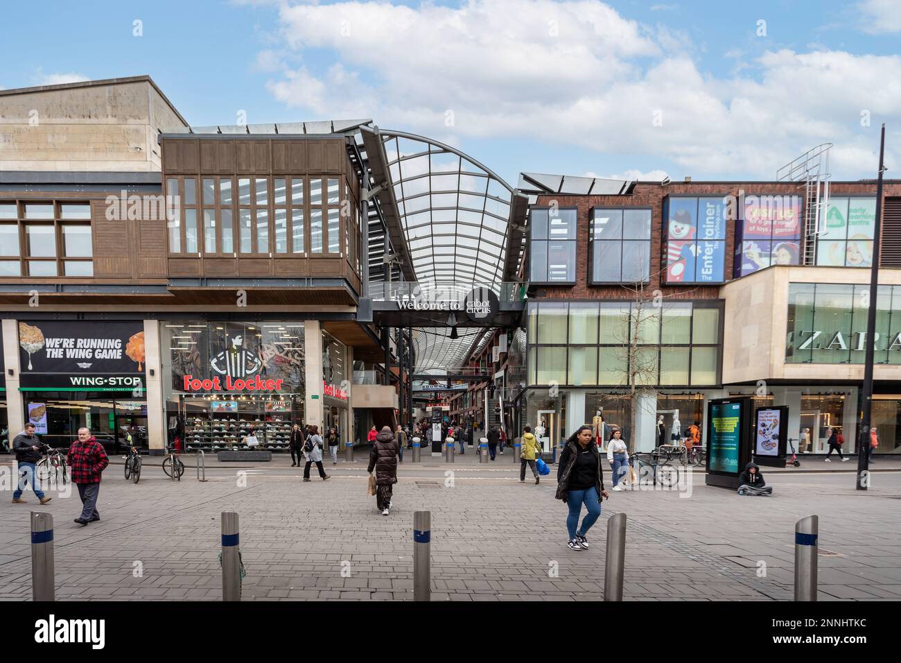 Entrée de Penn Street au centre commercial Cabot Centre de Bristol, Royaume-Uni, le 25 février 2023 Banque D'Images