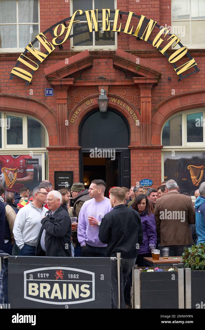 Drinkers devant le pub Duke of Wellington sur la Hayes à Cardiff le jour du match entre le pays de Galles et l'Angleterre, le 2023 février Banque D'Images