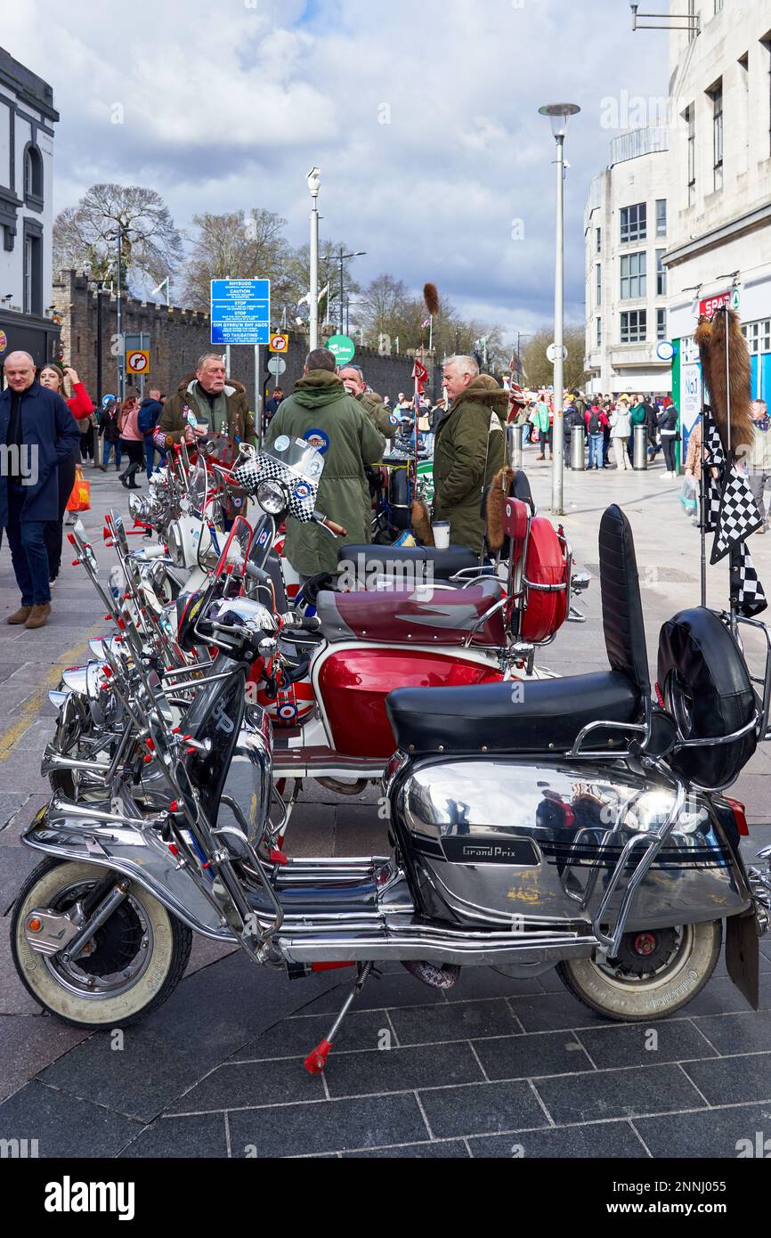 Garé les cyclomoteurs Lambretta lors du match entre le pays de Galles et l'Angleterre à Cardiff, le 2023 février Banque D'Images