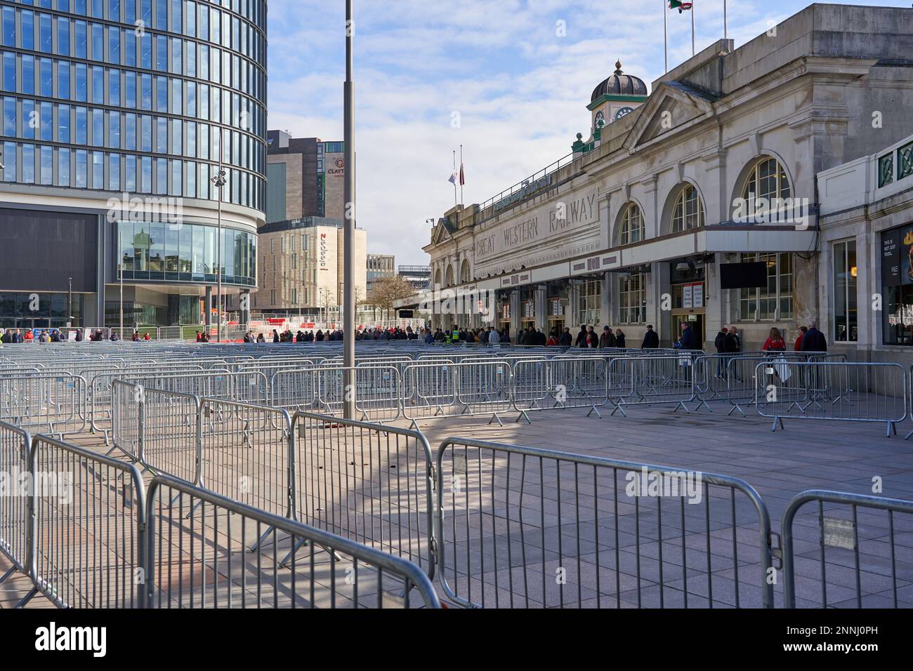 Barrières de contrôle de file érigées sur Central Square avant le match de rugby entre le pays de Galles et l'Angleterre à Cardiff, février 2023 Banque D'Images