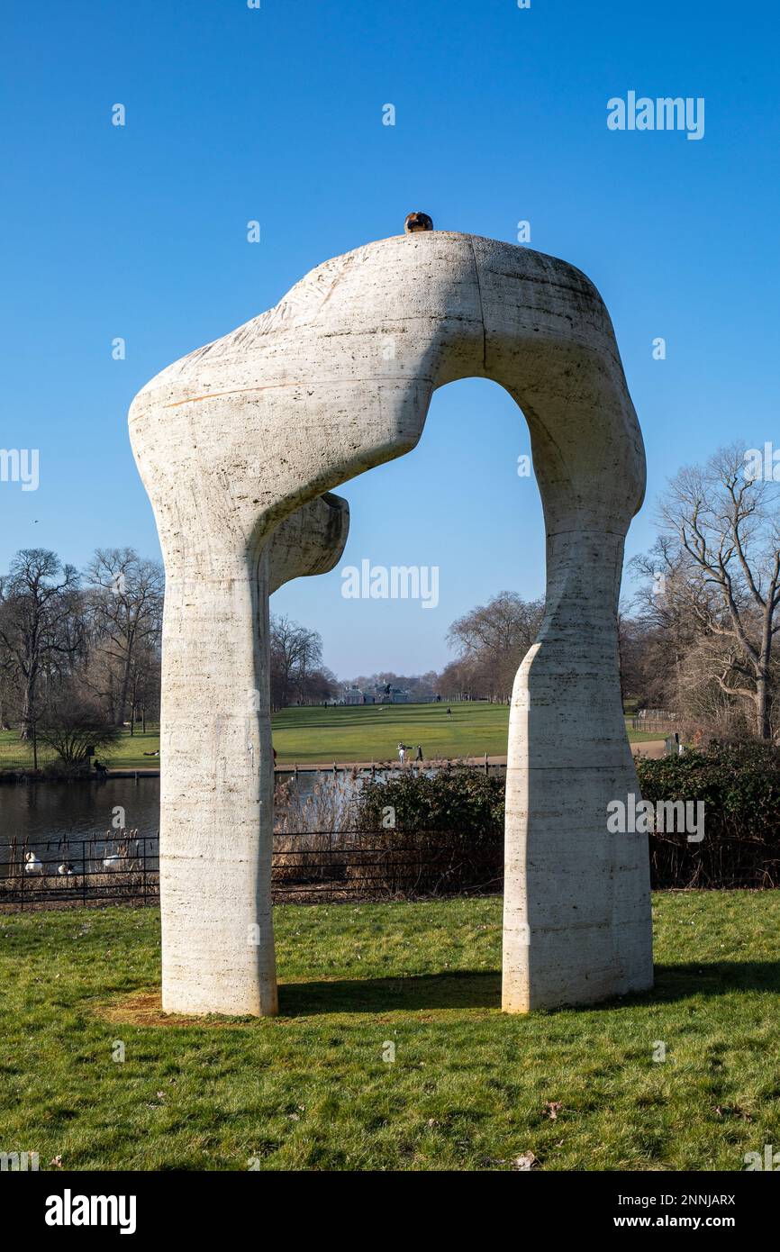 The Arch, sculpture en travertin de Henry Moore, à Kensington Gardens, Londres, Angleterre Banque D'Images