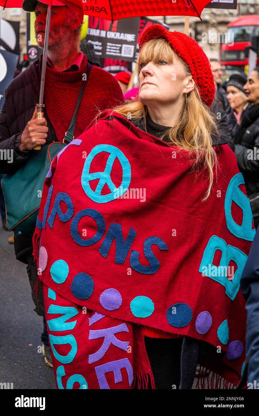 Femme aux signes de paix, campagne pour le désarmement nucléaire (CND) et manifestation de la coalition Halte à la guerre exigeant la fin de la guerre en Ukraine, Londres, U Banque D'Images