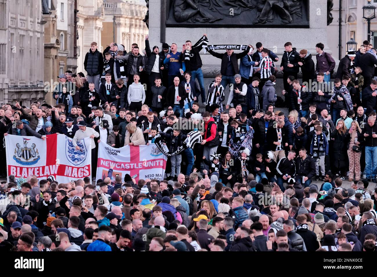 Londres, Royaume-Uni. 25th février 2023. Des milliers de fans de football de Newcastle se réunissent à Trafalgar Square avant la finale de la coupe Carabao (coupe EFL) dimanche, où les Magpies affrontent Manchester United. Crédit : onzième heure Photographie/Alamy Live News Banque D'Images