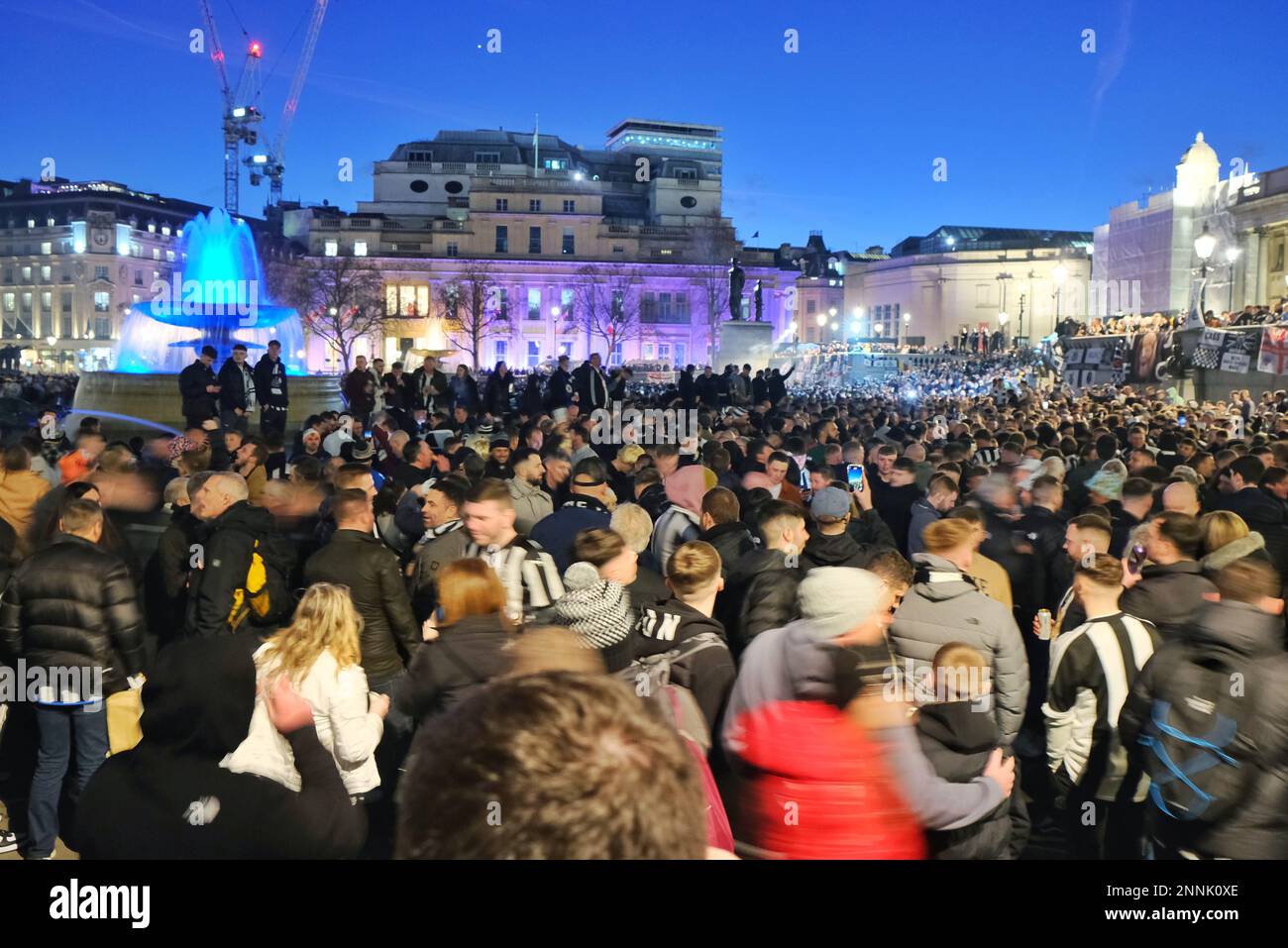 Londres, Royaume-Uni. 25th février 2023. Des milliers de fans de football de Newcastle se réunissent à Trafalgar Square avant la finale de la coupe Carabao (coupe EFL) dimanche, où les Magpies affrontent Manchester United. Crédit : onzième heure Photographie/Alamy Live News Banque D'Images