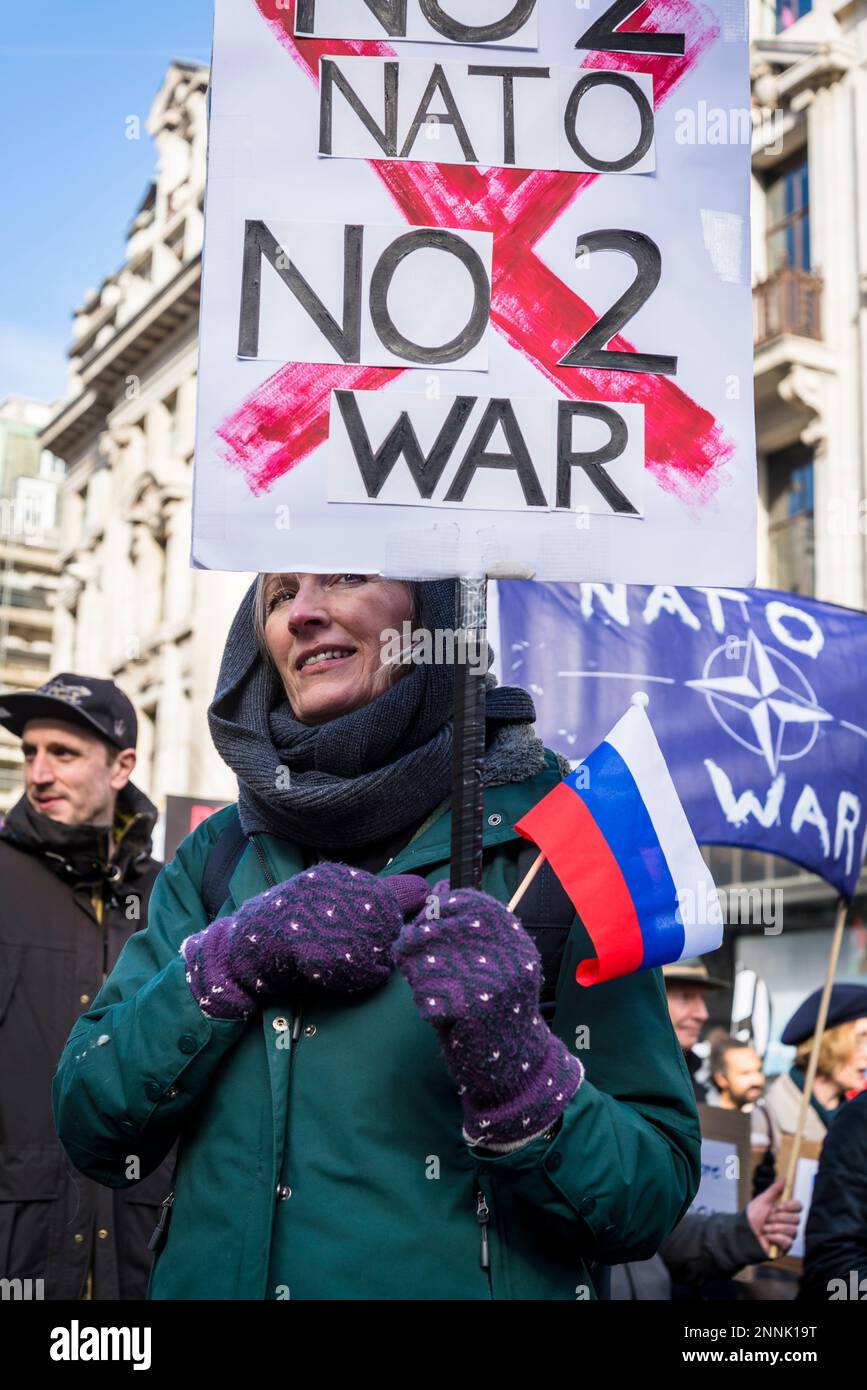 Femme avec un drapeau russe et un écriteau pro-russe 'No 2 OTAN, NO2 Guerre', campagne pour le désarmement nucléaire (CND) et la coalition Halte à la guerre démonstratio Banque D'Images