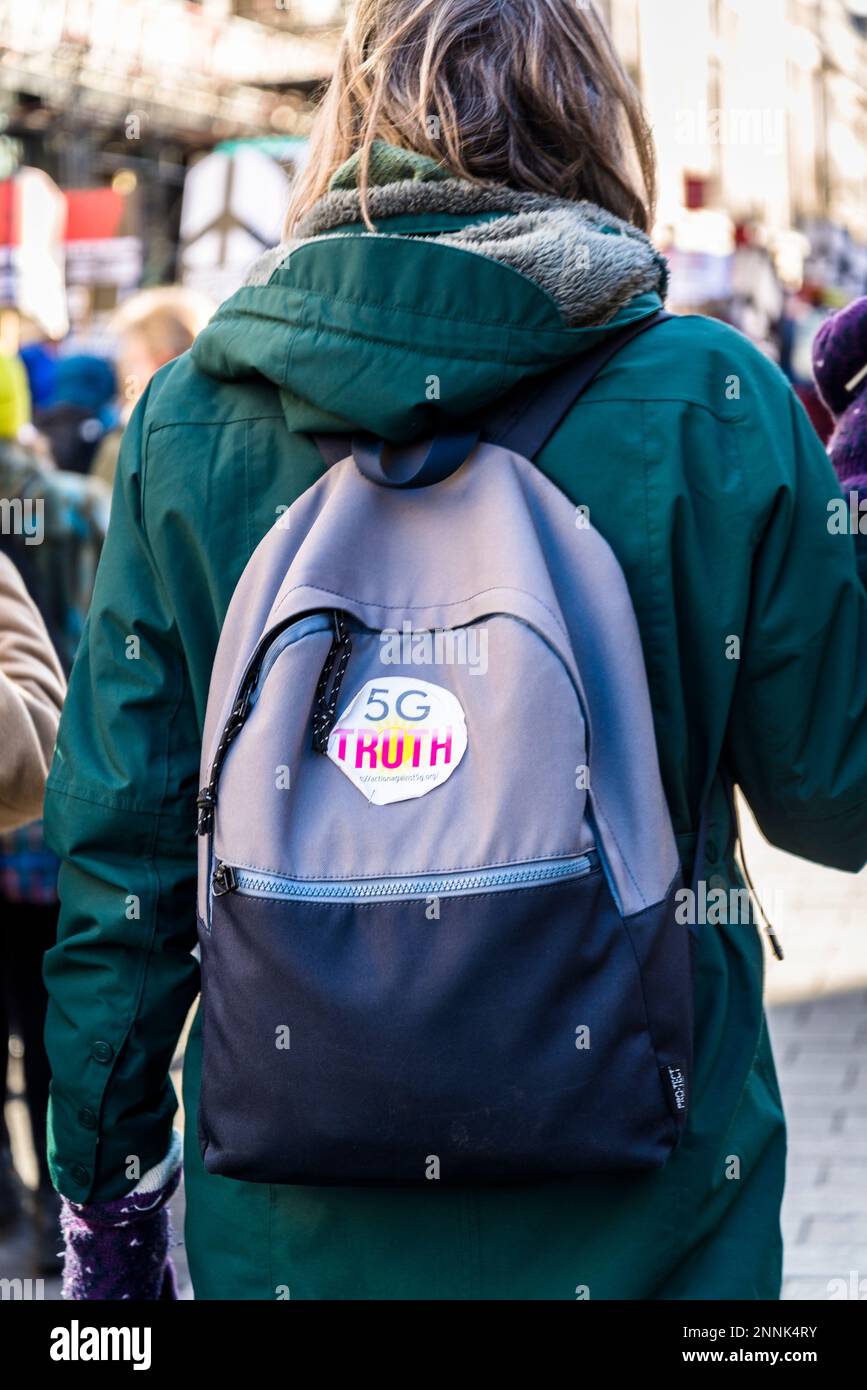 Femme qui connaît la vérité sur 5G, la campagne pour le désarmement nucléaire (CND) et la manifestation de la coalition Halte à la guerre exigeant la fin de la guerre à Ukrain Banque D'Images