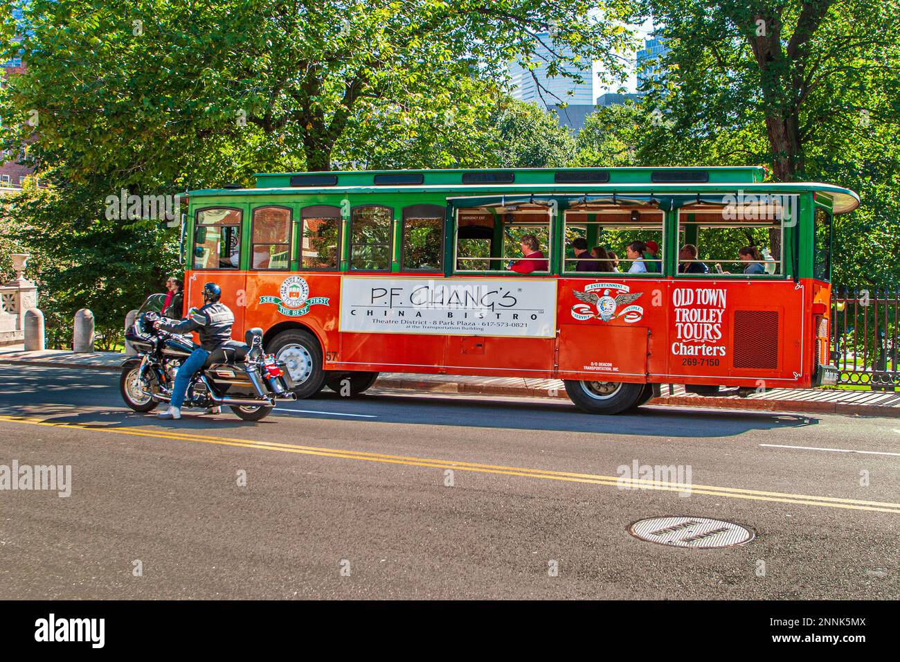 Un bus touristique dans la rue près de la maison d'État du Massachusetts, Boston, ma Banque D'Images