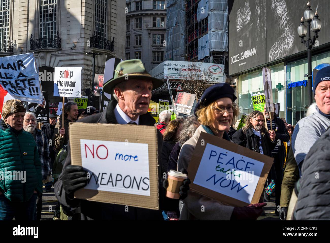 Campagne pour le désarmement nucléaire (CND) et manifestation de la coalition Halte à la guerre exigeant la fin de la guerre en Ukraine, Piccadilly Circus, Londres, Royaume-Uni Banque D'Images
