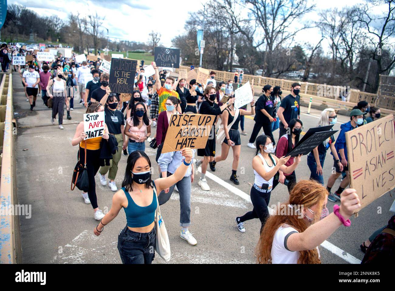 Attendees march from Pittsburgh's Flagstaff Hill to Schenley Plaza during the "PGH Rally for Solidarity" event to protest recent acts of violence towards Asian Americans, Wednesday, March 24, 2021, in the Oakland neighborhood of Pittsburgh. The rally was organized by the East Coast Asian American Student Union (ECAASU) and the Asian Pacific American Labor Alliance (APALA). (Alexandra Wimley/Pittsburgh Post-Gazette via AP) Banque D'Images