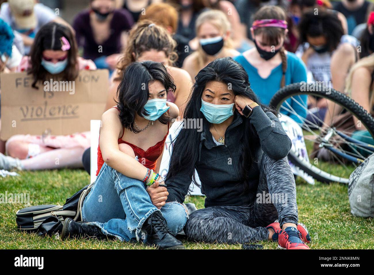 Attendees sit for eight minutes of silence, in honor of the eight victims of the Atlanta-area shootings, during the "PGH Rally for Solidarity" event to protest recent acts of violence towards Asian Americans, Wednesday, March 24, 2021, in Schenley Plaza in Pittsburgh. The rally was organized by the East Coast Asian American Student Union (ECAASU) and the Asian Pacific American Labor Alliance (APALA). (Alexandra Wimley/Pittsburgh Post-Gazette via AP) Banque D'Images